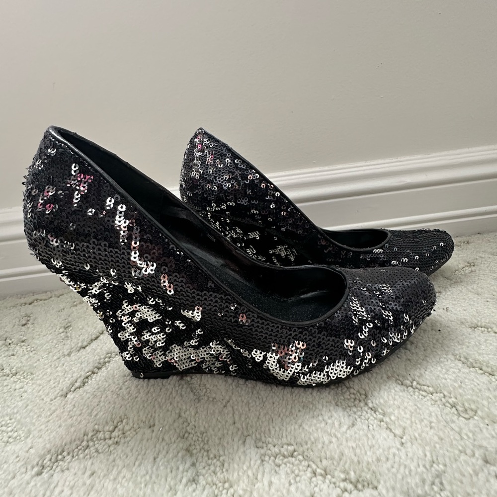 Sequin wedge pumps!